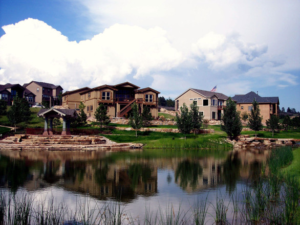 Residential retaining walls in the background are constructed with Cinnamon Shadow Quarry boulders and Siloam Wall Stone. (Windmill Construction / Ingels Company / Robertson’s Landscaping)