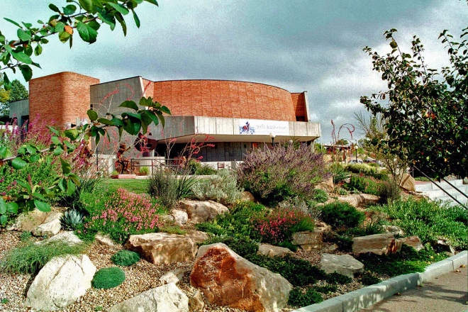 Installation: Southern Colorado Landscaping, Pueblo, CO. Description: Siloam Cinnamon Shadow Quarry Boulders.