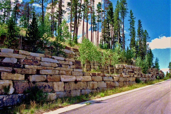 Design: Highlands at Breckenridge (Don Nilsson – PE). Installation: Stan Miller Excavating, Breckenridge, CO. Description: Massive Siloam Wall Slabs 8-24” plus, machine installed.