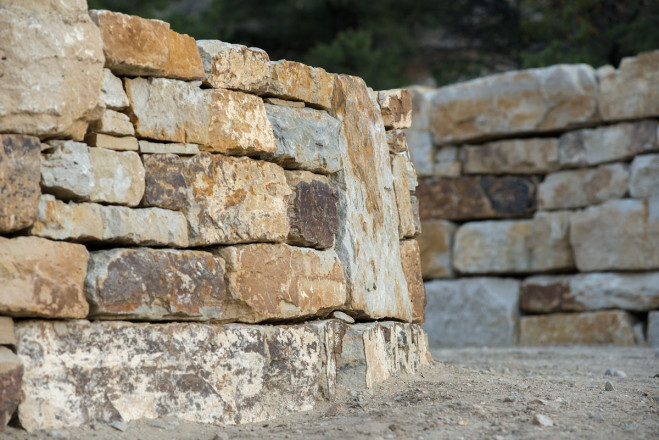 Installation: Stoneworks Landscape Masonry / New Look Landscaping, Jump Stack Style, Bulk Wall 8-14” & Hand stack 2-4”