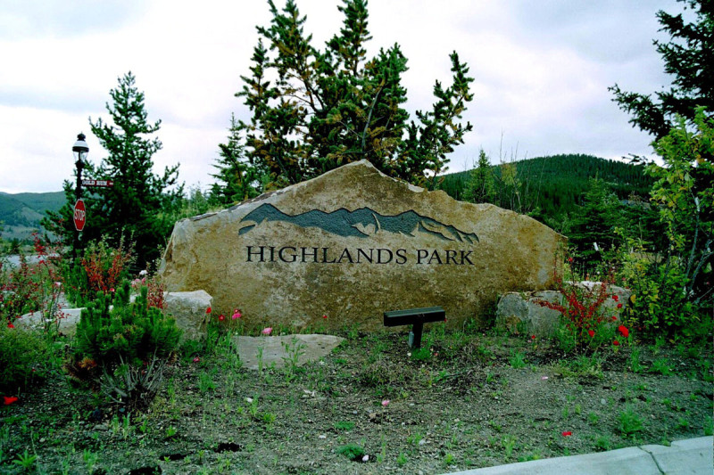 Blue mountains along with the word “Highland Park” were etched into a large Siloam Stone slab at the entrance to the Highlands Park Sub-Division in Breckenridge, CO
