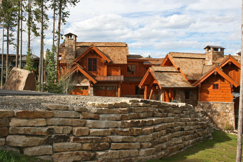 A retaining wall using 4-7” Wall Slabs was used along the driveway of a Breckenridge, CO, residence.