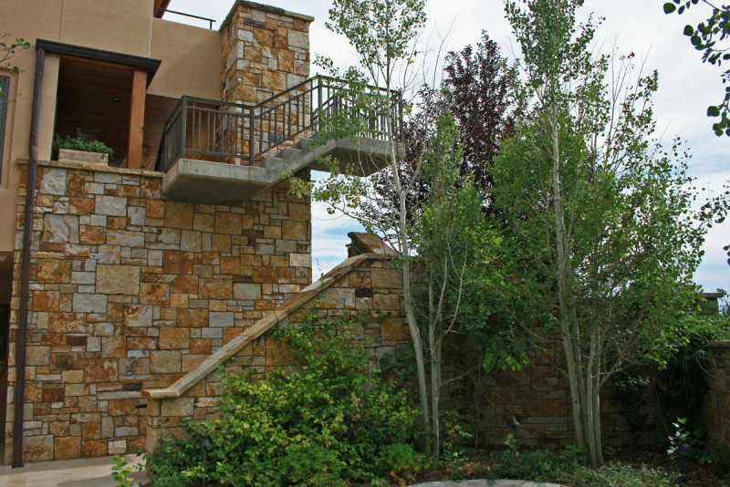 Natural Bed Face – Sienna Buff, custom split ashlar full thickness veneer overlays the outside walls of a residence in Pueblo West.