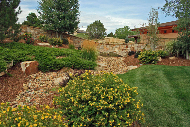 Siloam Cinnamon Shadow boulders in the foreground and Custom Split Stone veneer wall in the background.